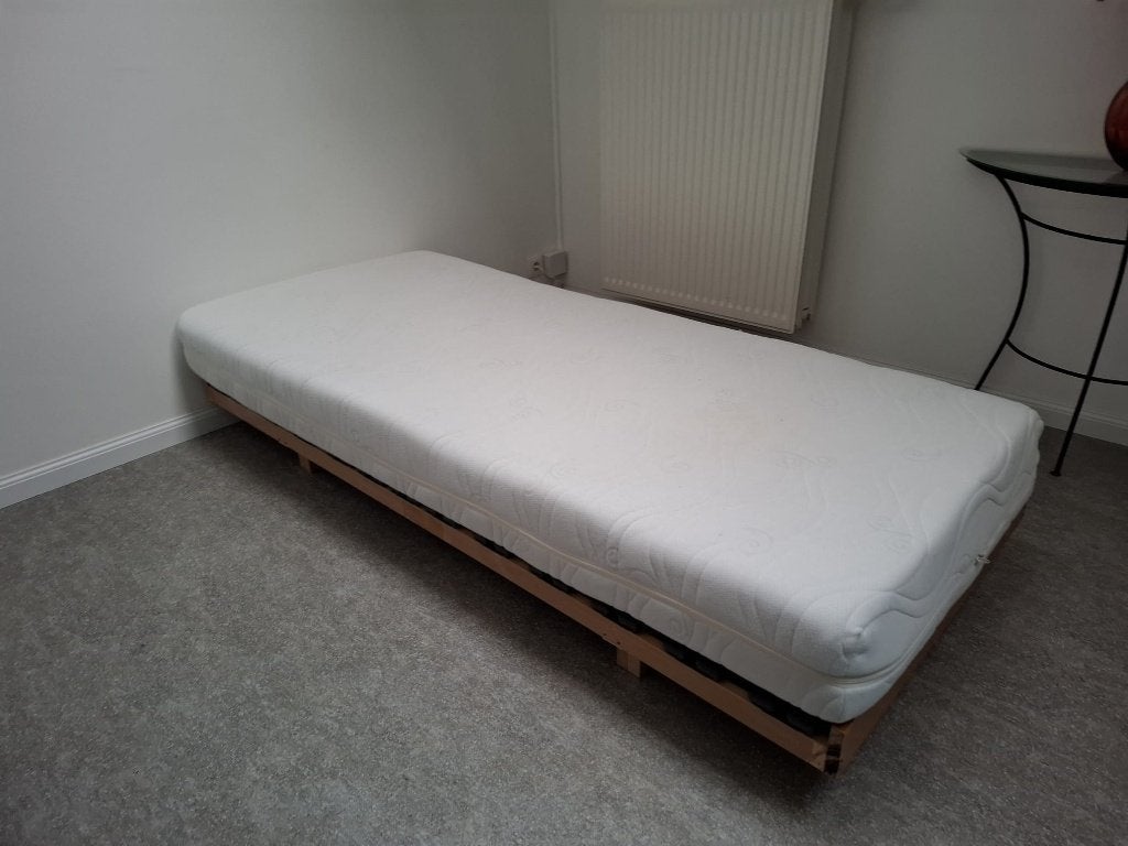 Lit (Sommier sur pieds et matelas épais, Enlèvement, 90 cm, Sommier