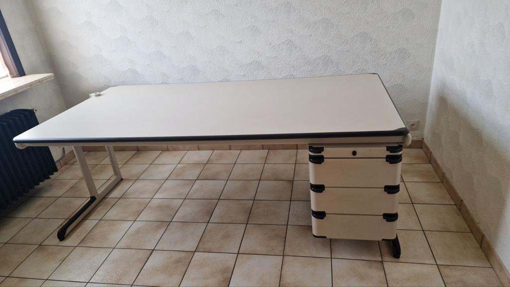 Degelijk, stevig en tijdloos bureau in zandkleur., Ophalen