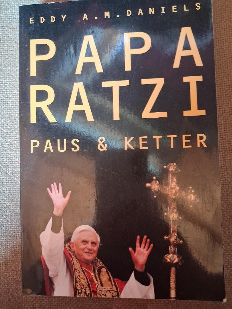 PAPA RATZI - PAUS EN KETTERS - EDDY A.M.DANIELS, Ophalen of Verzenden, Christendom | Katholiek