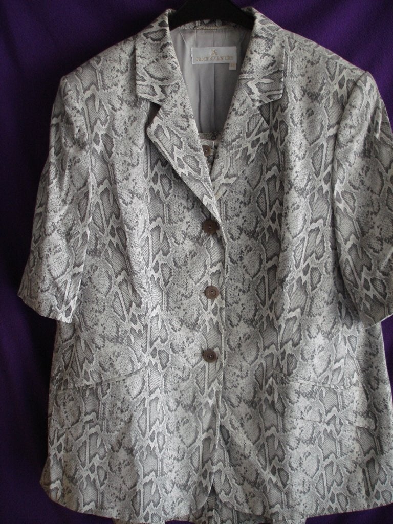 Prachtig kostuum bestaande uit rok en vest met korte mouwen., Kostuum of Pak, Avantgarde, Maat 46/48 (XL) of groter, Ophalen of Verzenden