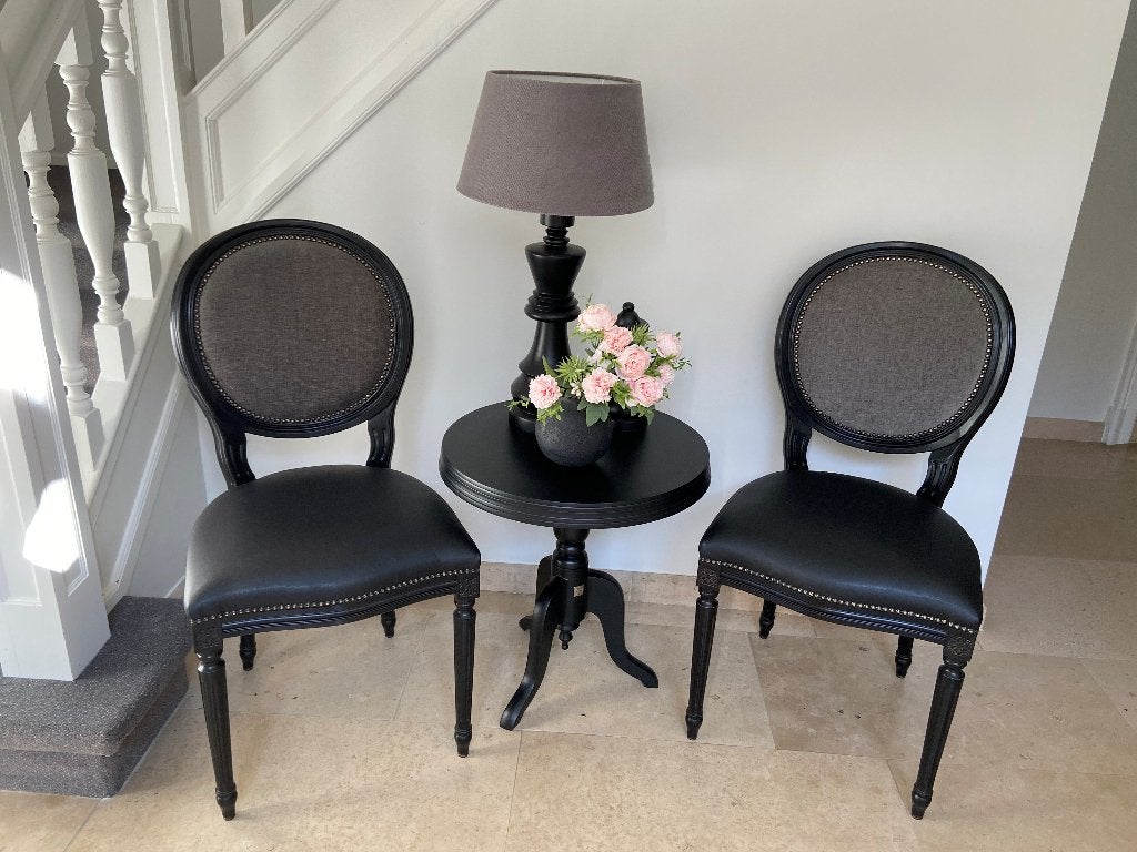 Set van bijzettafel en twee stoelen, met accessoires, Maison & Meubles, Comme neuf, Deux, Enlèvement, Bois