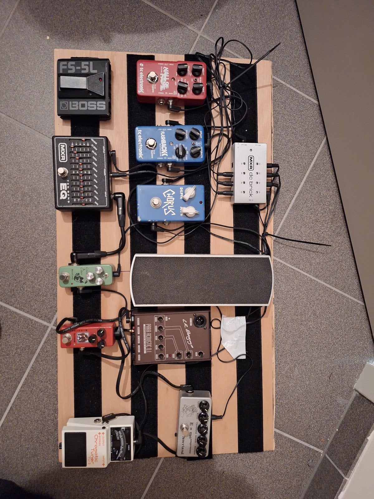 Pedalboard met effecten, Musique & Instruments, Effets, Comme neuf, Enlèvement ou Envoi