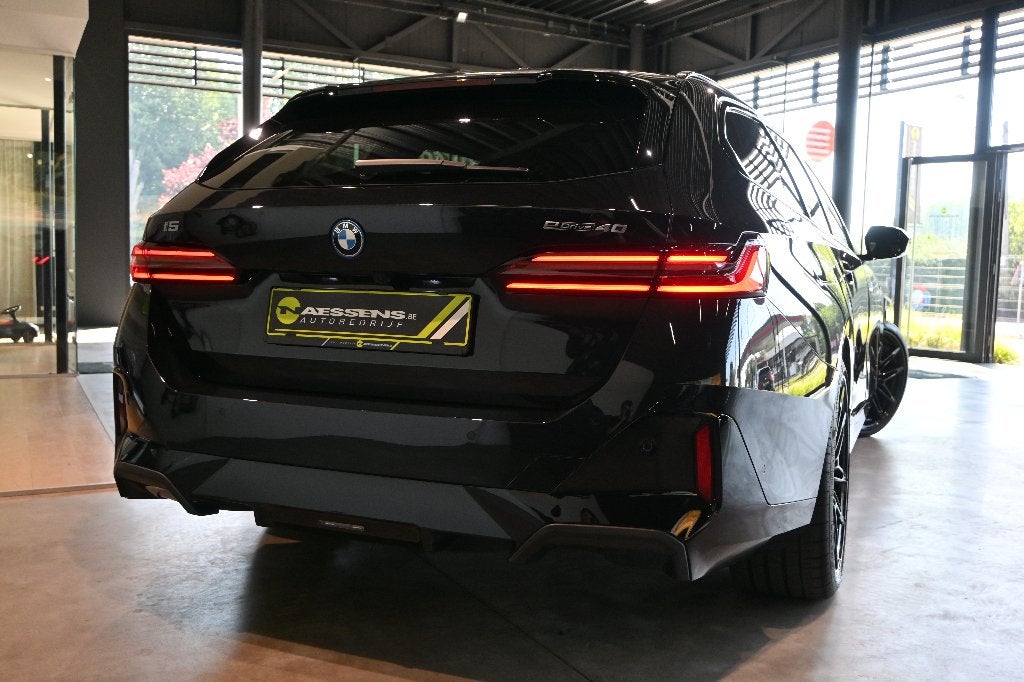 BMW i5 Touring eDrive40 M Sport**LED/CAM/H&K/DAB/TREKHAAK**, Auto's, Automaat, Achterwielaandrijving, Zwart, 5 deurs