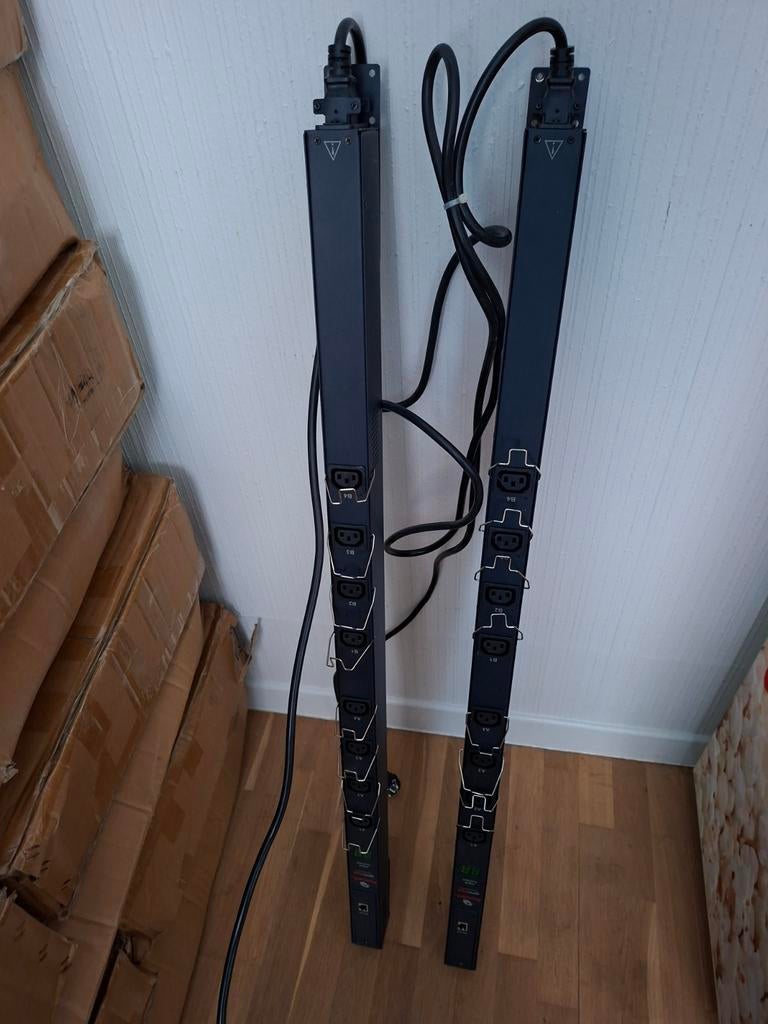 4x Avocent SPC800-AM stekkerdoos met 8 stopcontacten, Ophalen