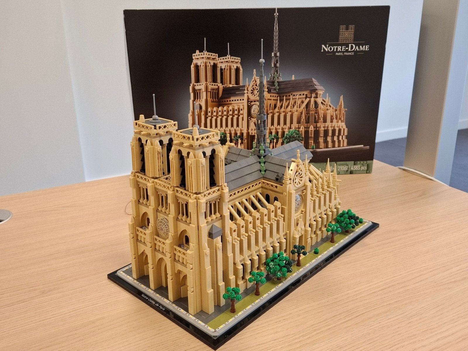 Notre Dame voorzien van led verlichting, Enfants & Bébés, Neuf, Lego, Ensemble complet, Architecture