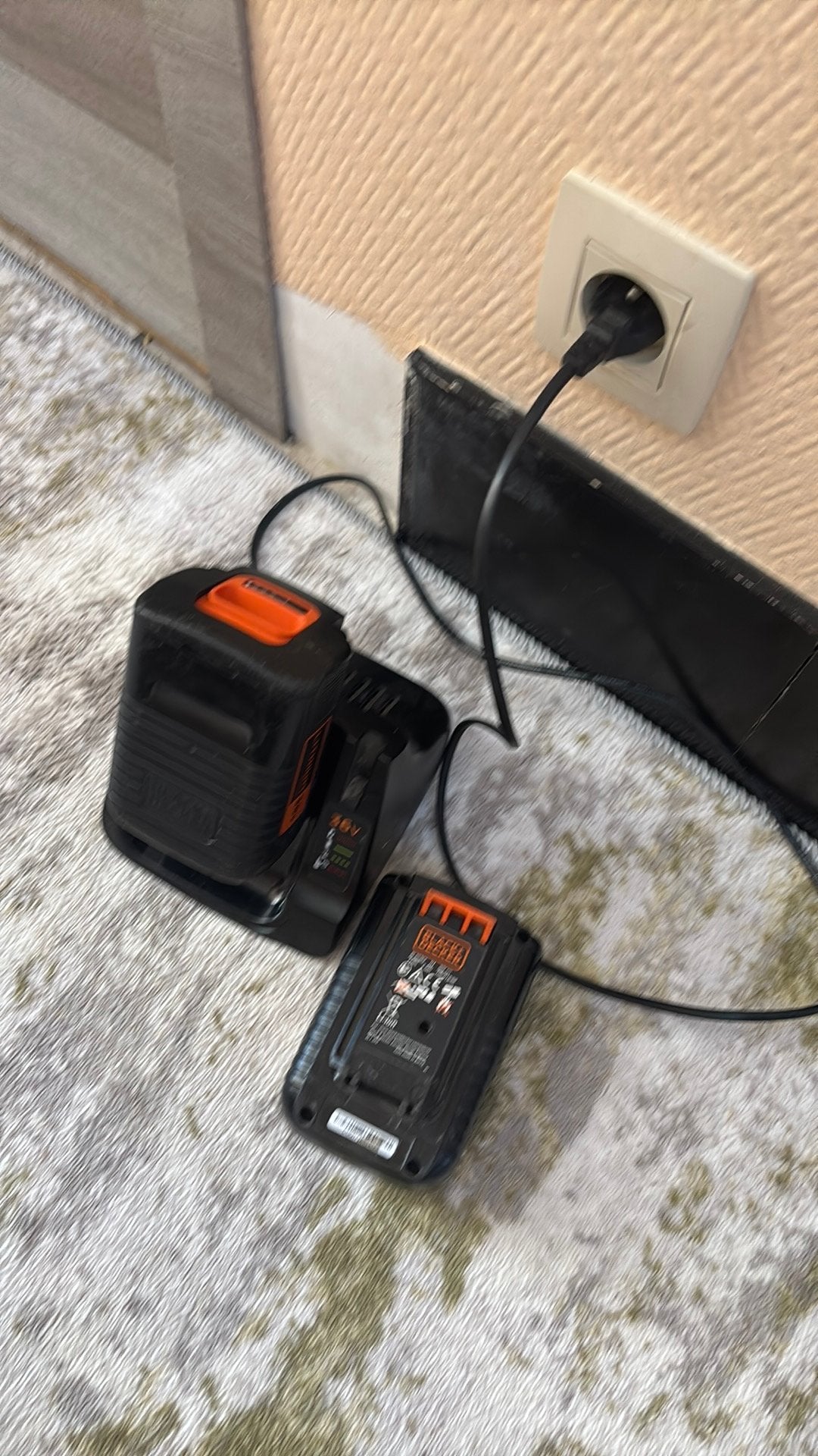 Chargeur avec 2 batteries black+decker, Enlèvement, Utilisé