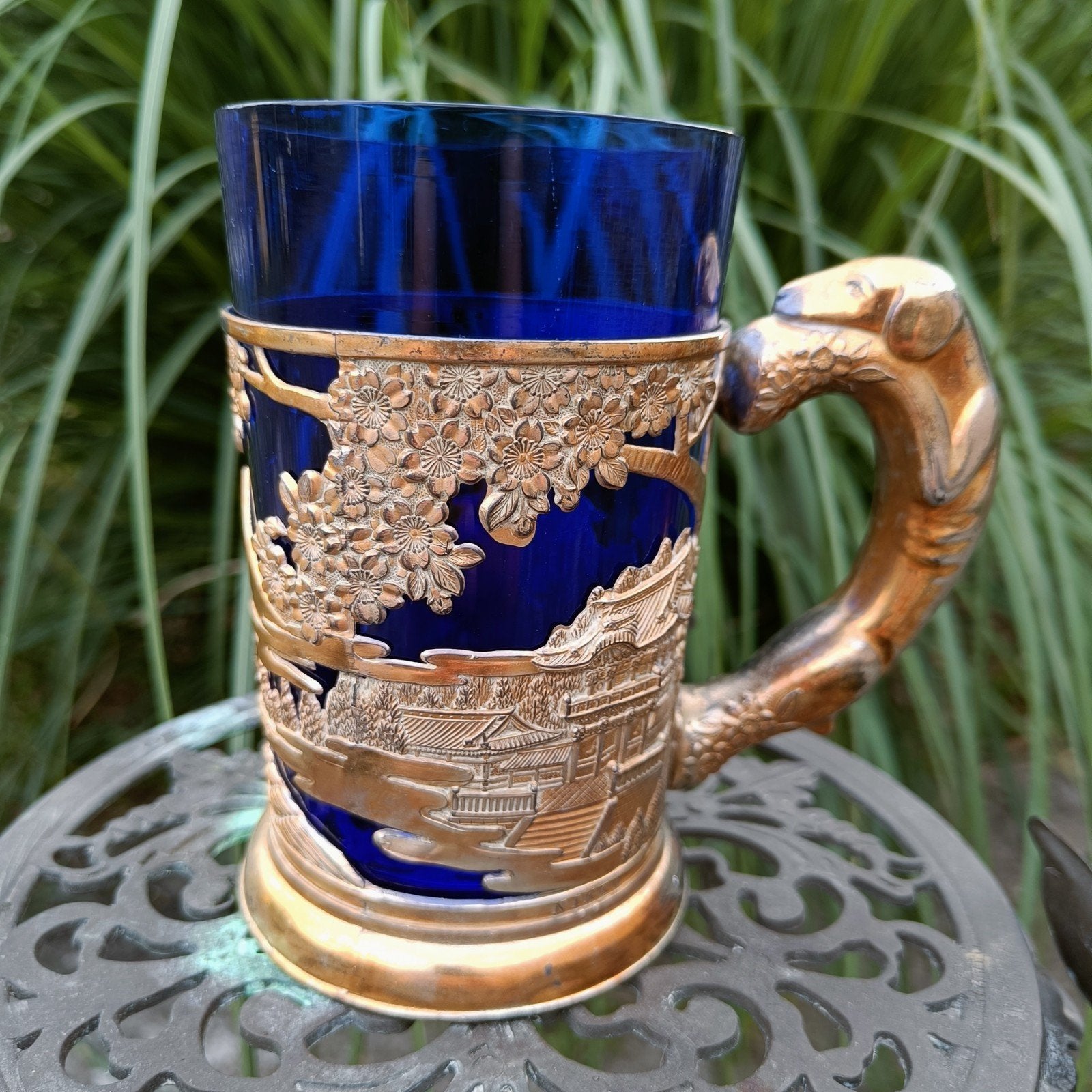 Mug japonais vintage avec décoration en relief et verre bleu, Antiquités & Art, Enlèvement ou Envoi