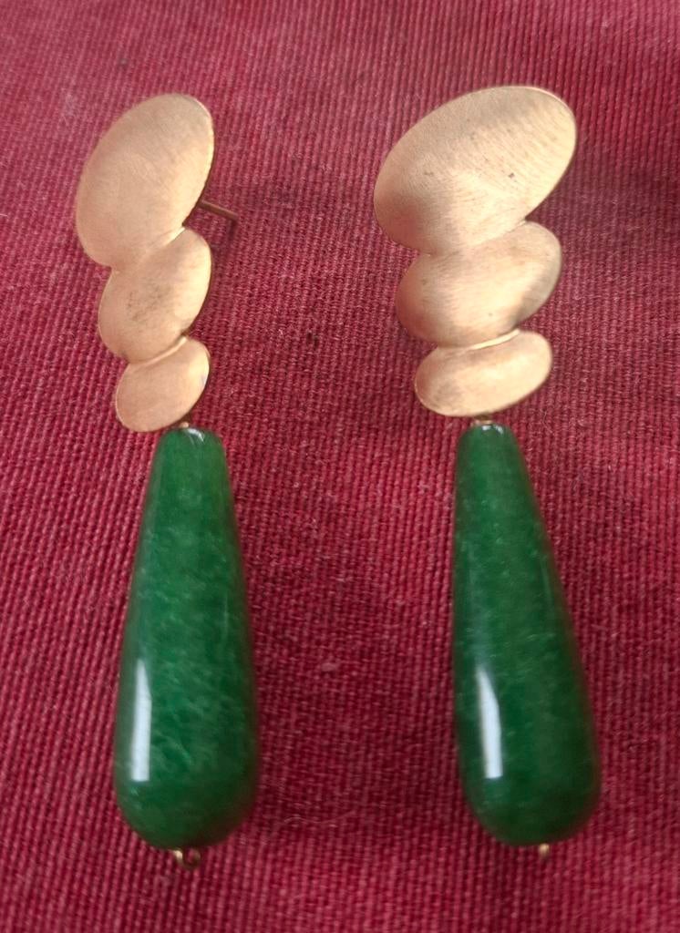 Deux belles paires de boucles d'oreilles à clous, Enlèvement