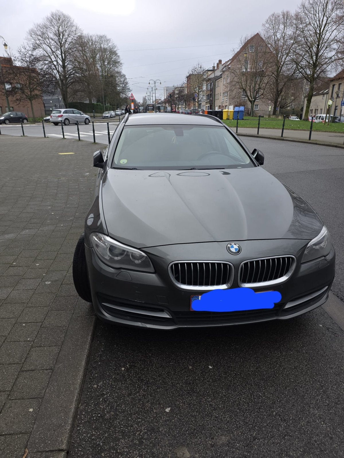 BMW 518d Euro 6 2014, Autos, BMW, Argent ou Gris, Phares directionnels, Boîte manuelle, 1795 kg