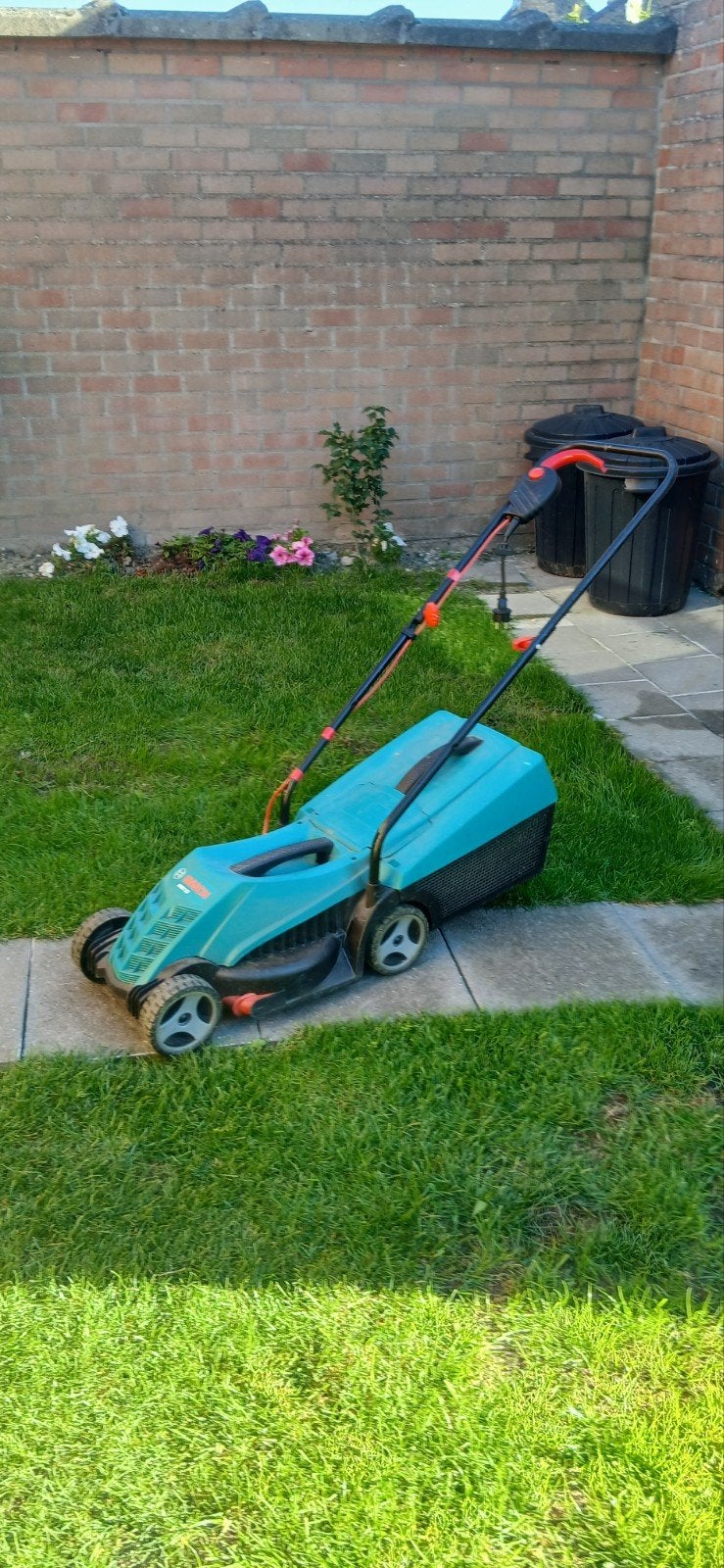 gras maschiene van bosch, Ophalen, Cirkelmaaier, Elektrische grasmaaier, Bosch Indego