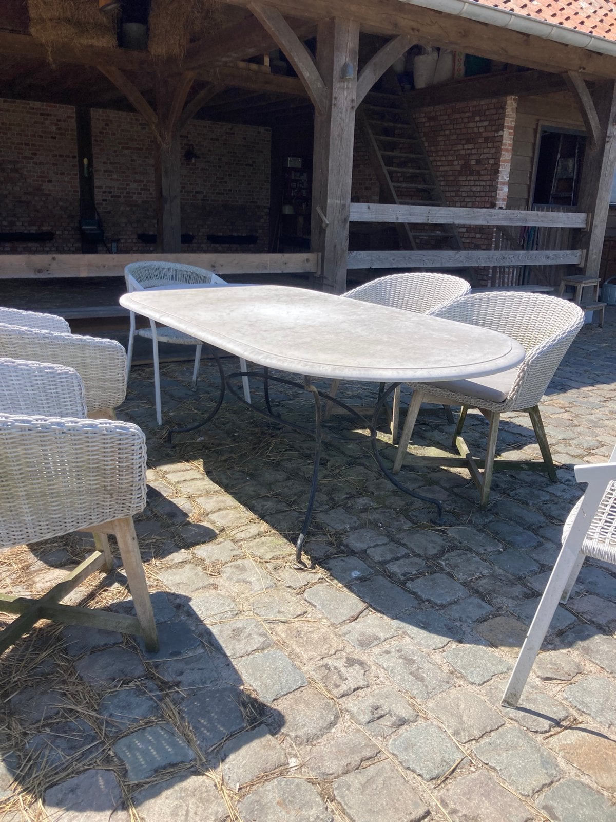 Sierlijke ovale marmeren tafel met smeedijzeren onderstel, Tuin en Terras, Tuinsets en Loungesets, Ophalen, Gebruikt, Overige materialen