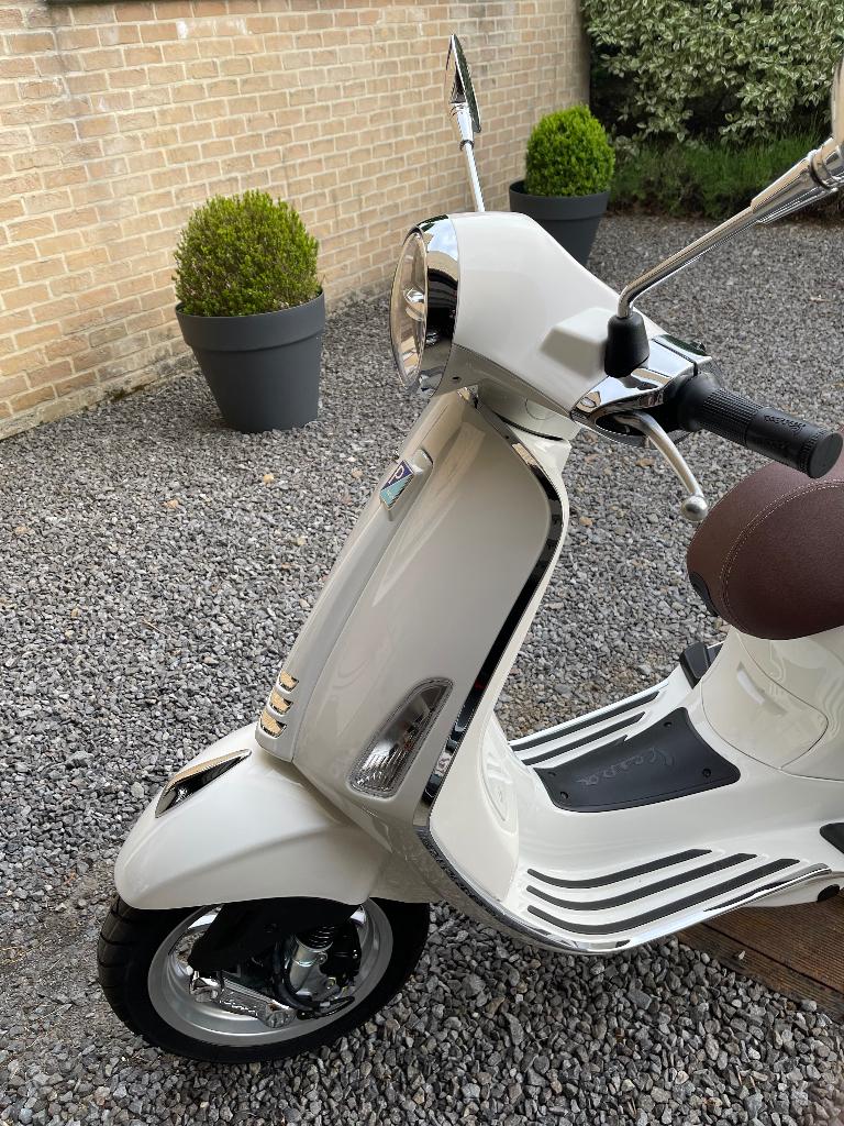 Onberispelijke witte Vespa 50 cc, Fietsen en Brommers, Ophalen, Overige modellen, Klasse A (25 km/u), Zo goed als nieuw