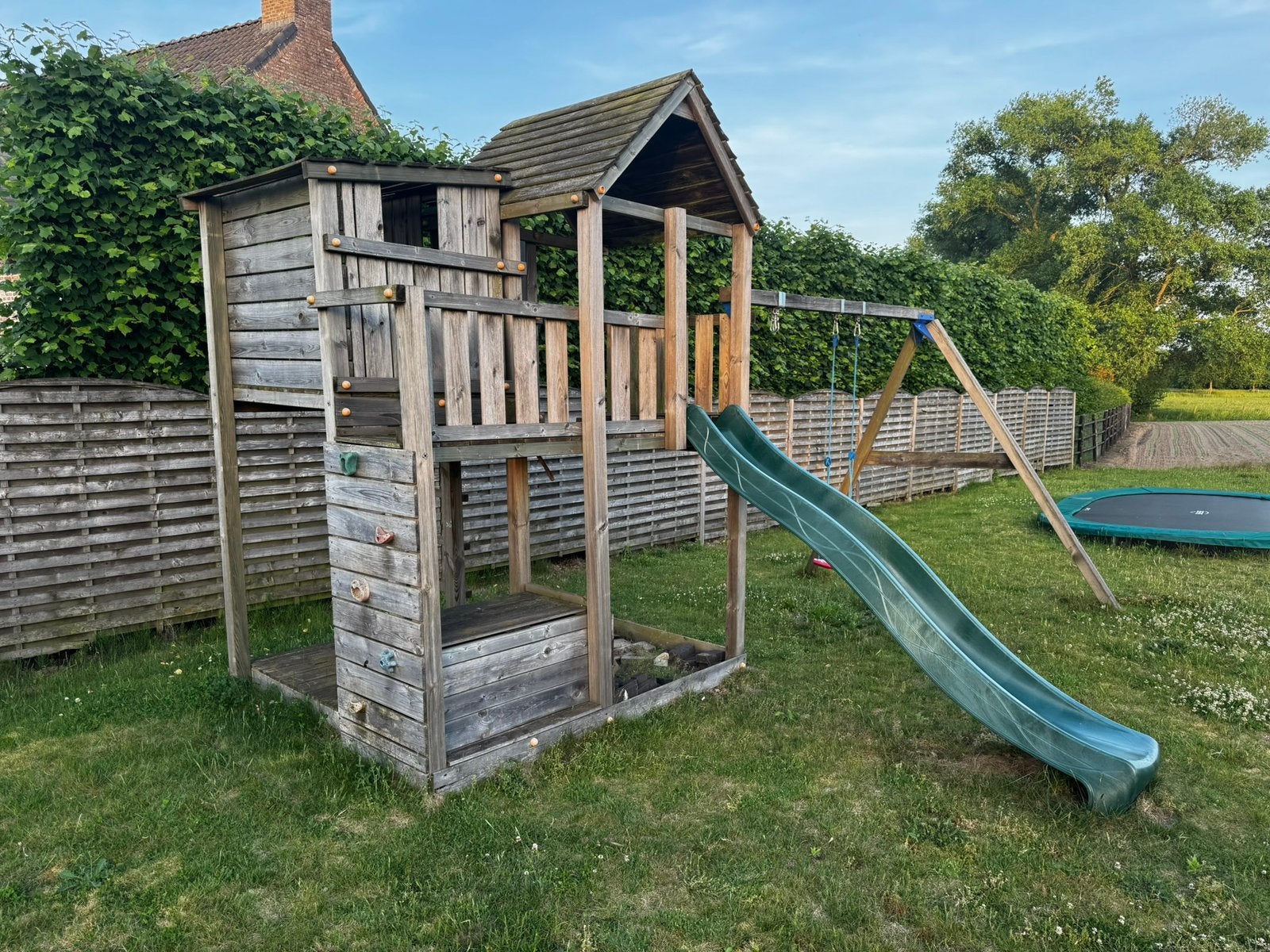 Houten speelhuis met schommel, Kinderen en Baby's, Speelgoed | Buiten | Speeltoestellen, Ophalen, Gebruikt, Schommel