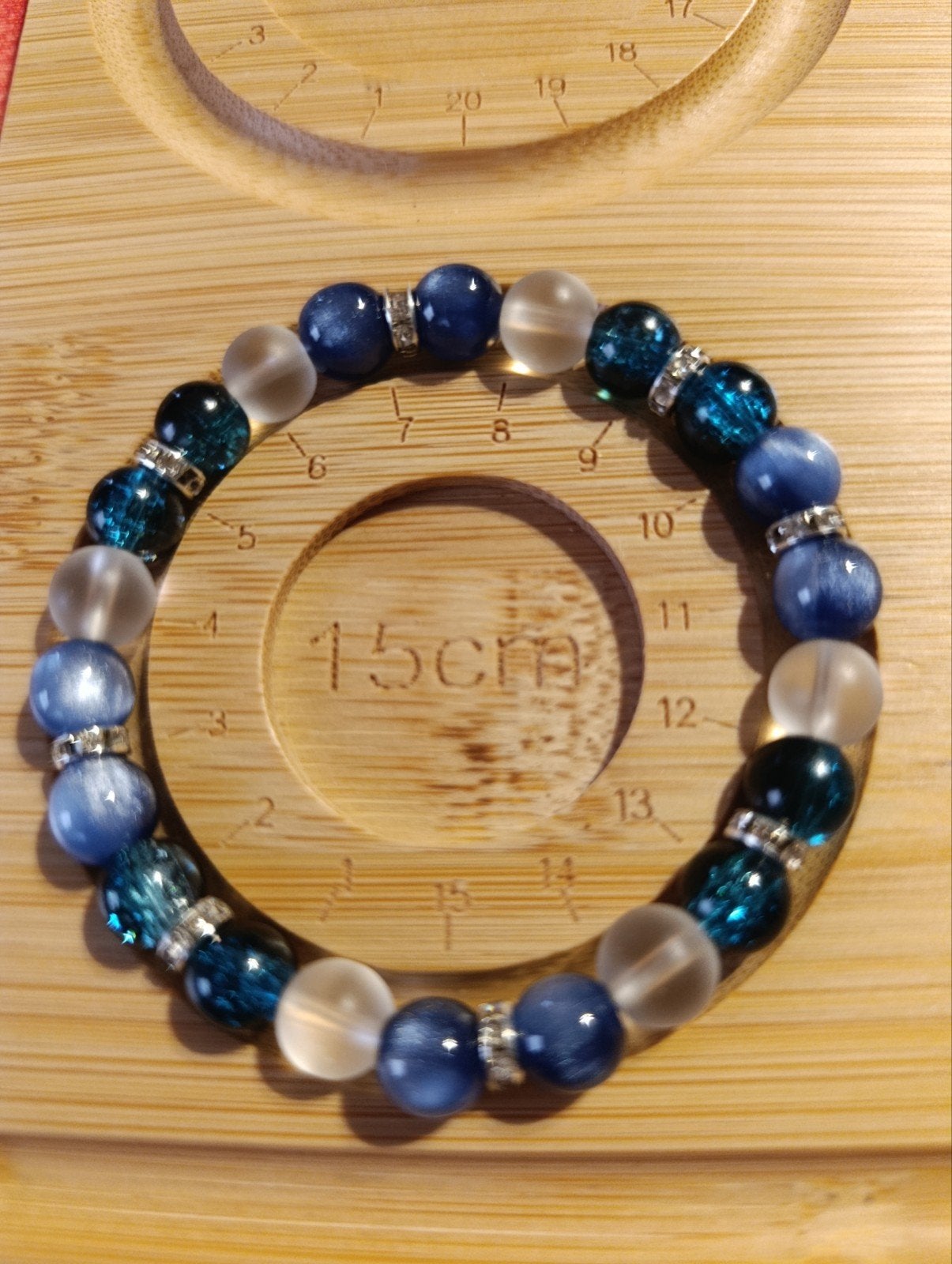 Bracelet femme élastique blanc et bleu, Bijoux, Sacs & Beauté, Bracelets, Élastique, Avec bracelets à breloques ou perles, Comme neuf