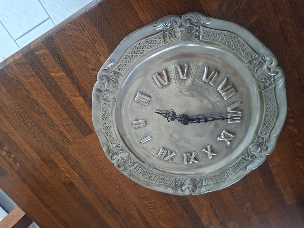 Horloge en étain, Enlèvement