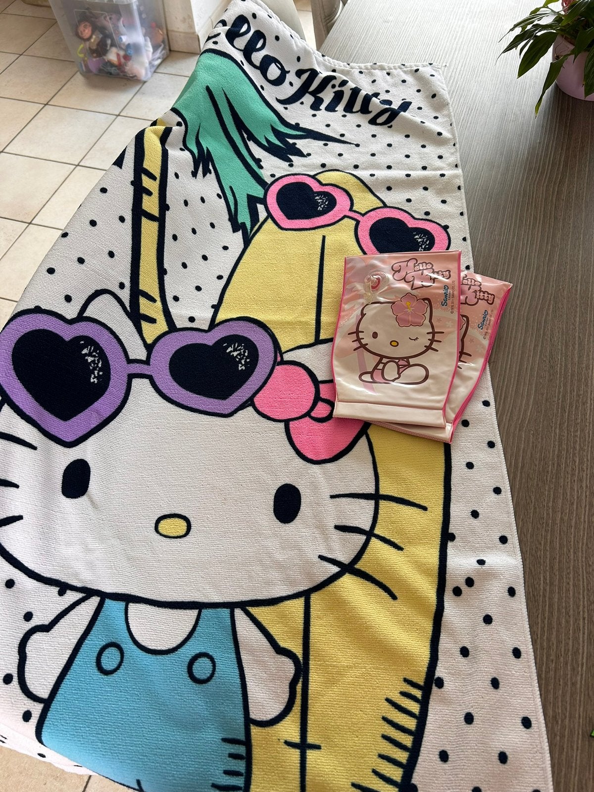 Serviette de plage et bretelles Kitty, Enfants & Bébés, Maillots de bain pour enfants, Enlèvement