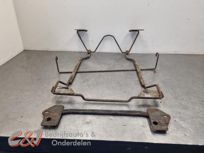 Ophangmechaniek reservewiel van een Opel Vivaro, Gebruikt, -, -, Opel