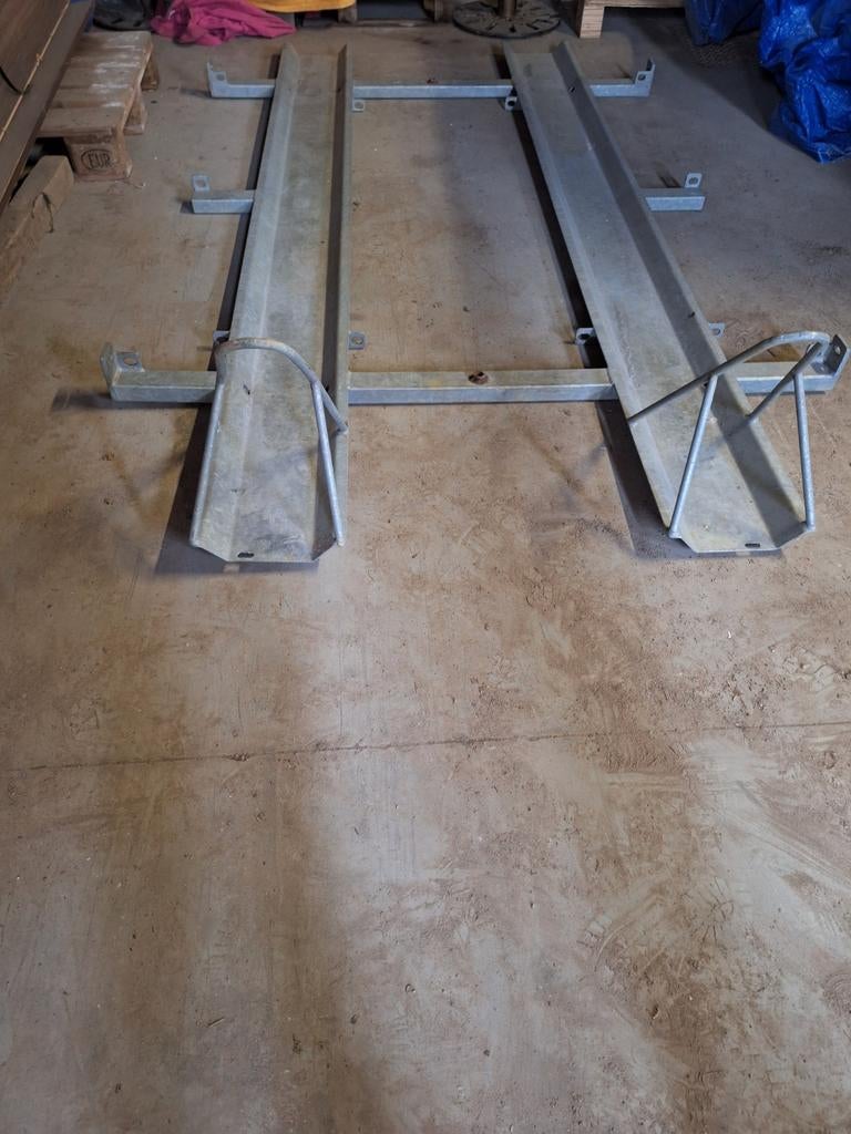 Dubbele motorhelling met bevestigingen. L: 2,5 m- L: 1,5 m, Motoren