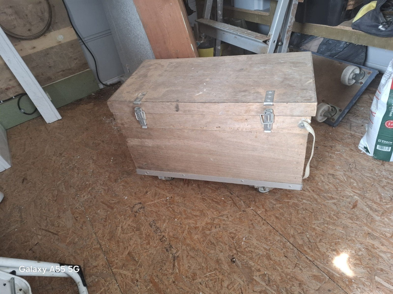 Houten gereedschap koffer op wielen., Ophalen, Gebruikt
