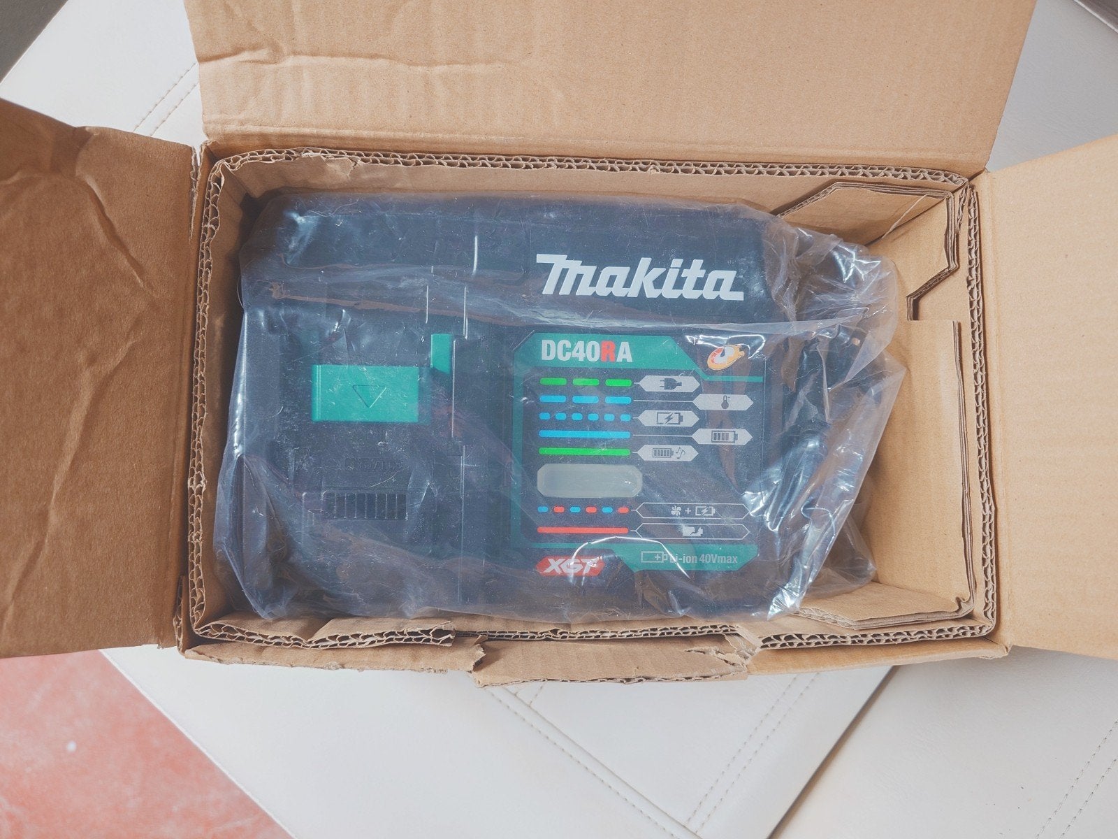 Makita XGT 40v lader DC40RA, Enlèvement, Neuf