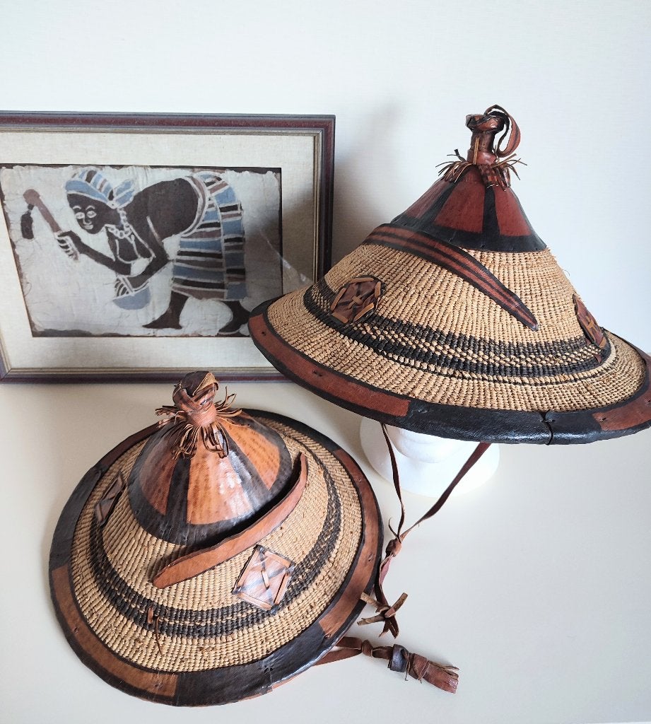 Burkina Faso: 2 authentiques chapeaux traditionnels Saponé, Afrique, Enlèvement ou Envoi, Décoration murale, Matériau naturel
