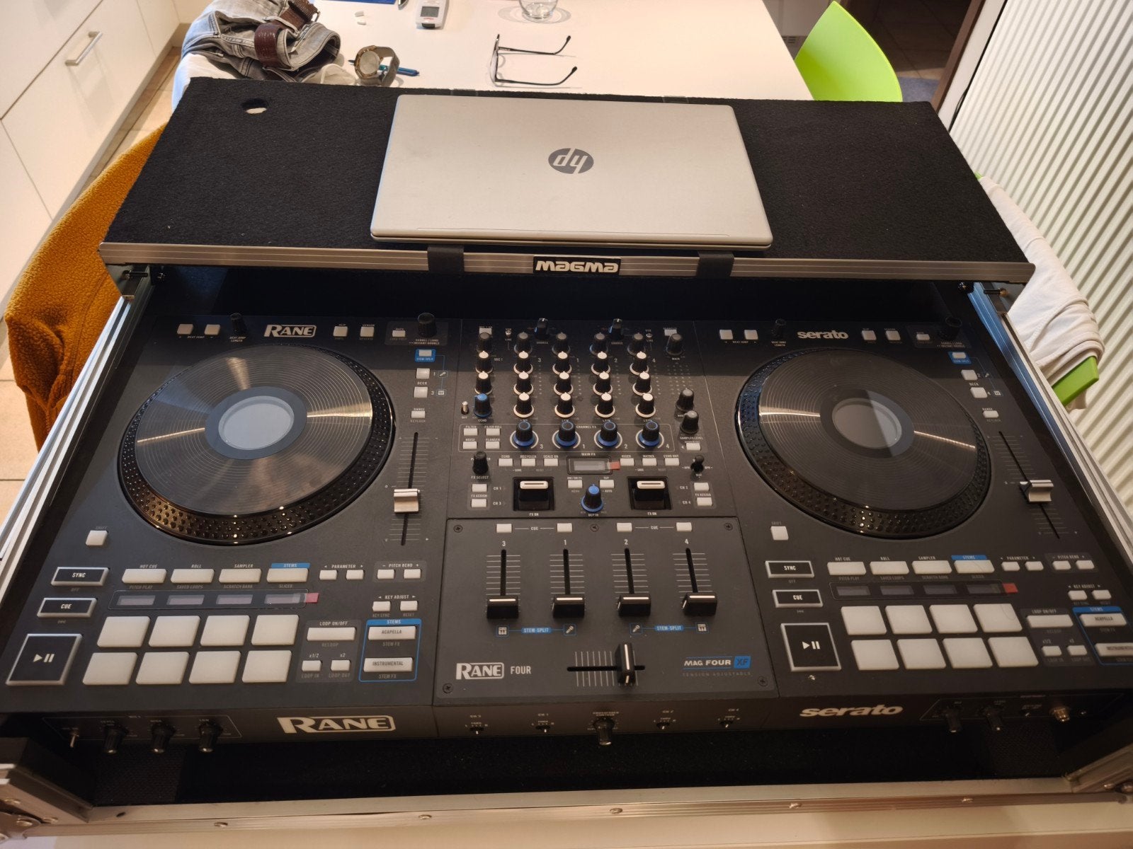 rane four + Decksaver + flightcase, Muziek en Instrumenten, Ophalen of Verzenden