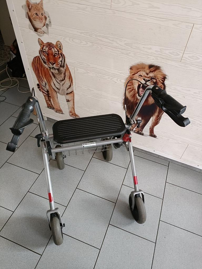Tribune déambulateur pliable 4roues, freins et assise, Diversen, Rolstoelen, Ophalen