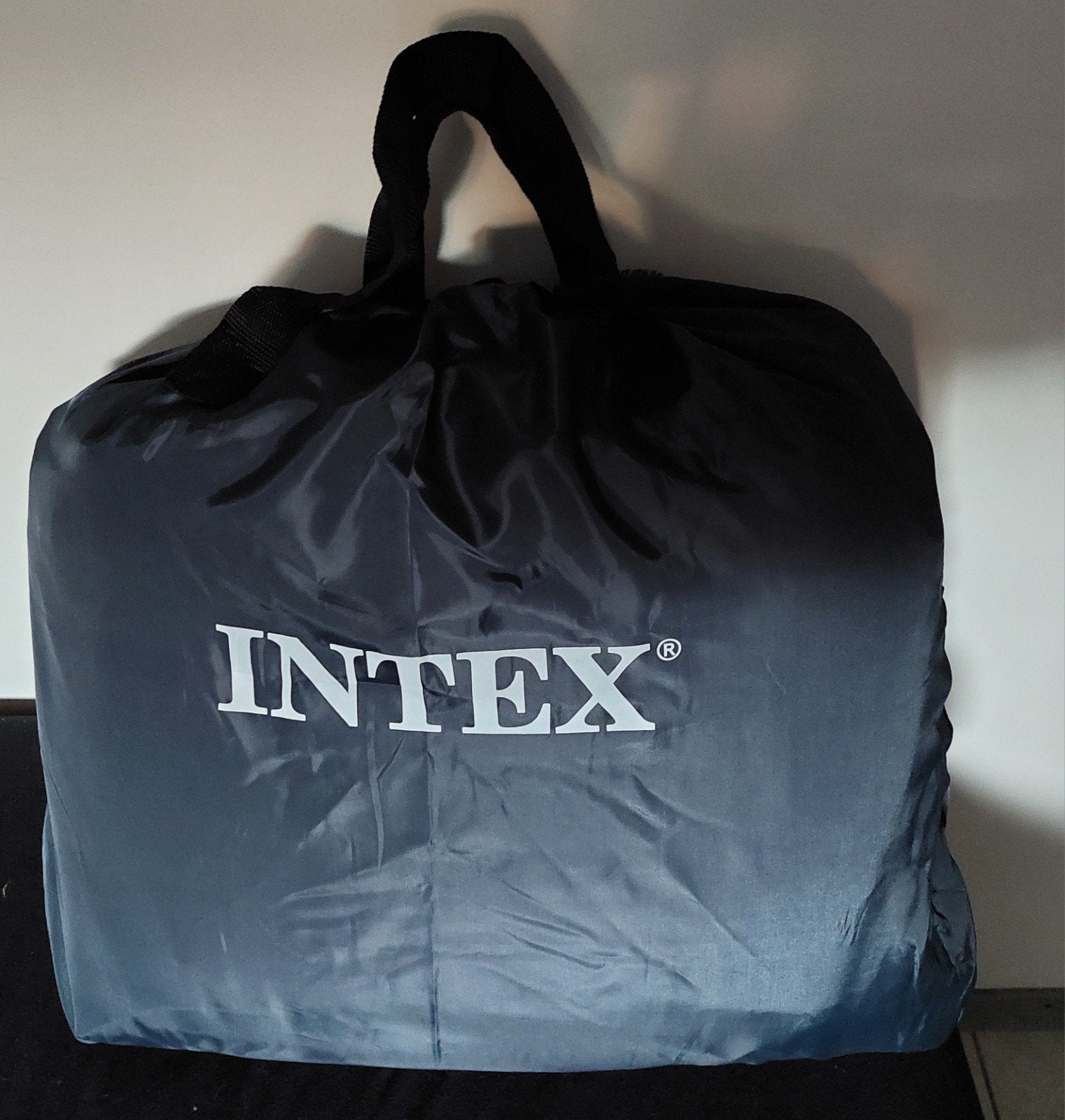 Intex Luchtbed Queen size met headboard., Caravanes & Camping, Matelas pneumatiques, Enlèvement