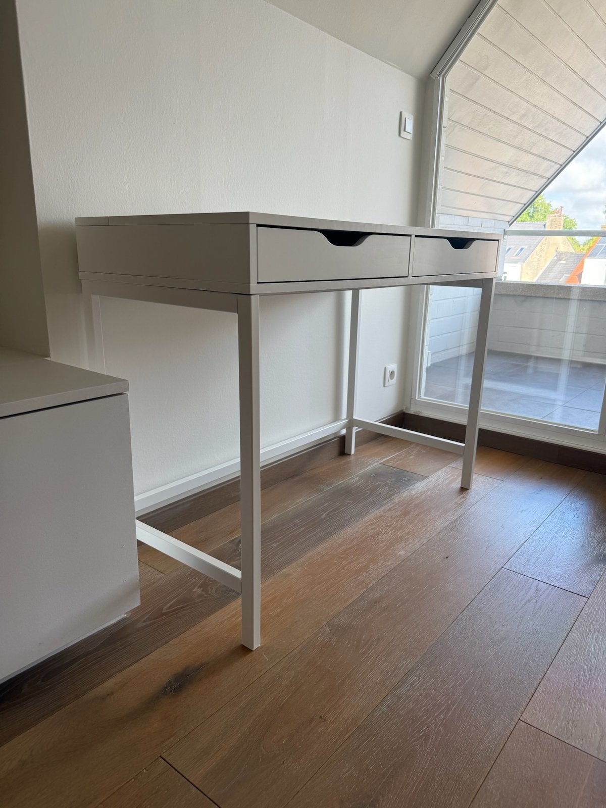 Bureau met twee laden en kabelgoot, Ophalen, 132 cm, Kabelgoot, Zo goed als nieuw