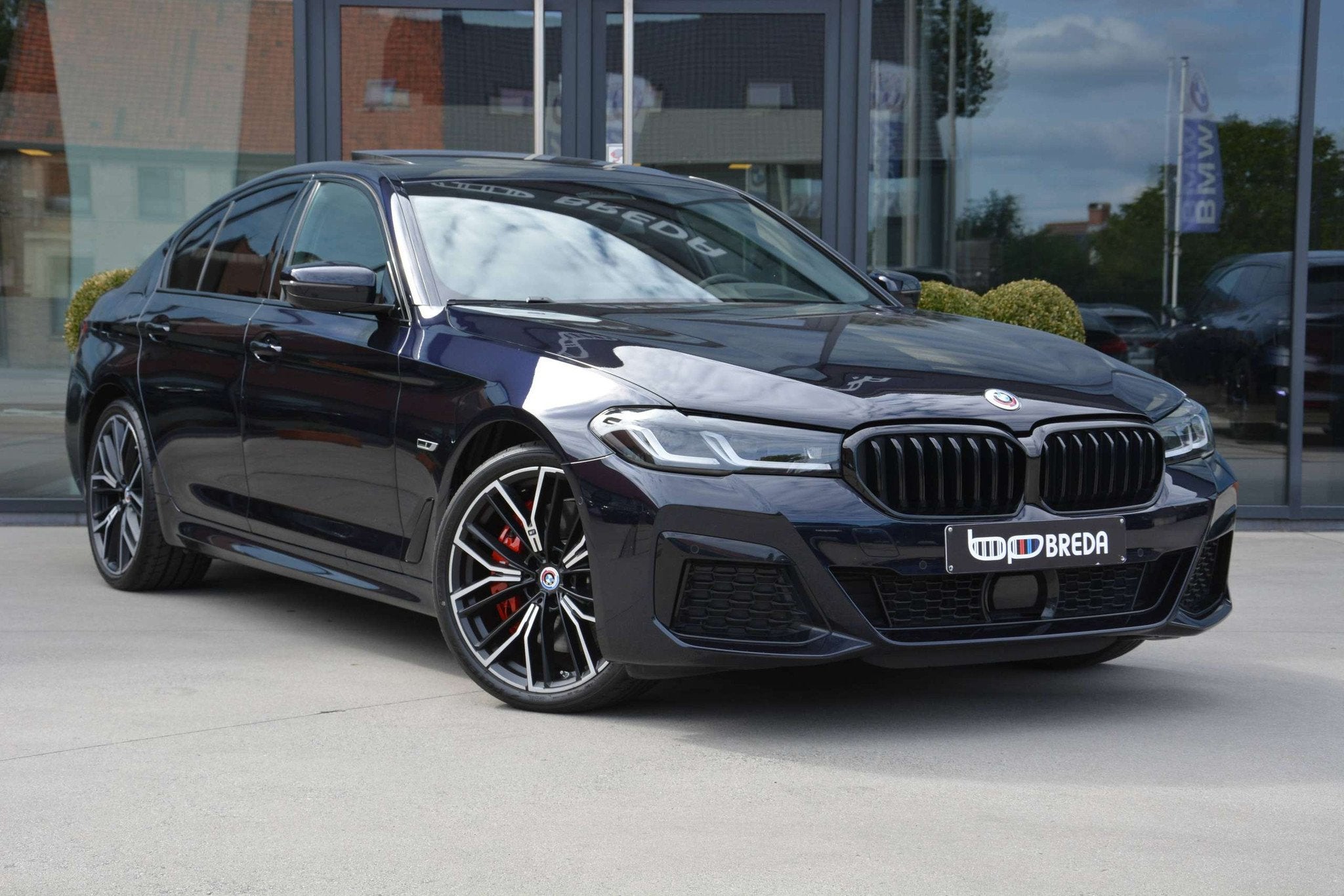 BMW 5 Serie 545 e xDrive M-Sport Pro/Pano/HUD/ACC/HarmanKard, Autos, Cuir, Entreprise, Noir, 6 cylindres