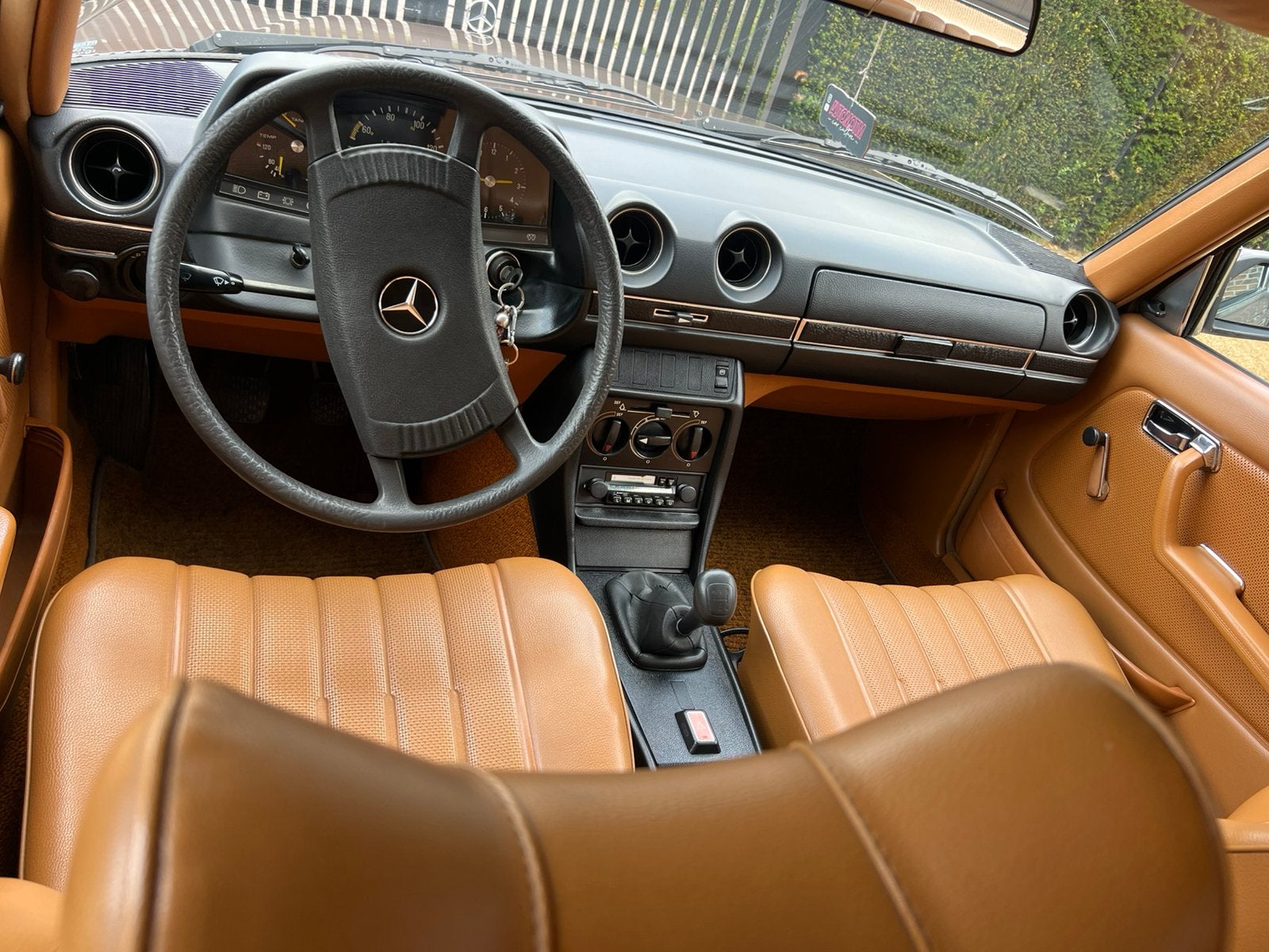 originele Mercedes W123 200D - rijklaar, foto 10