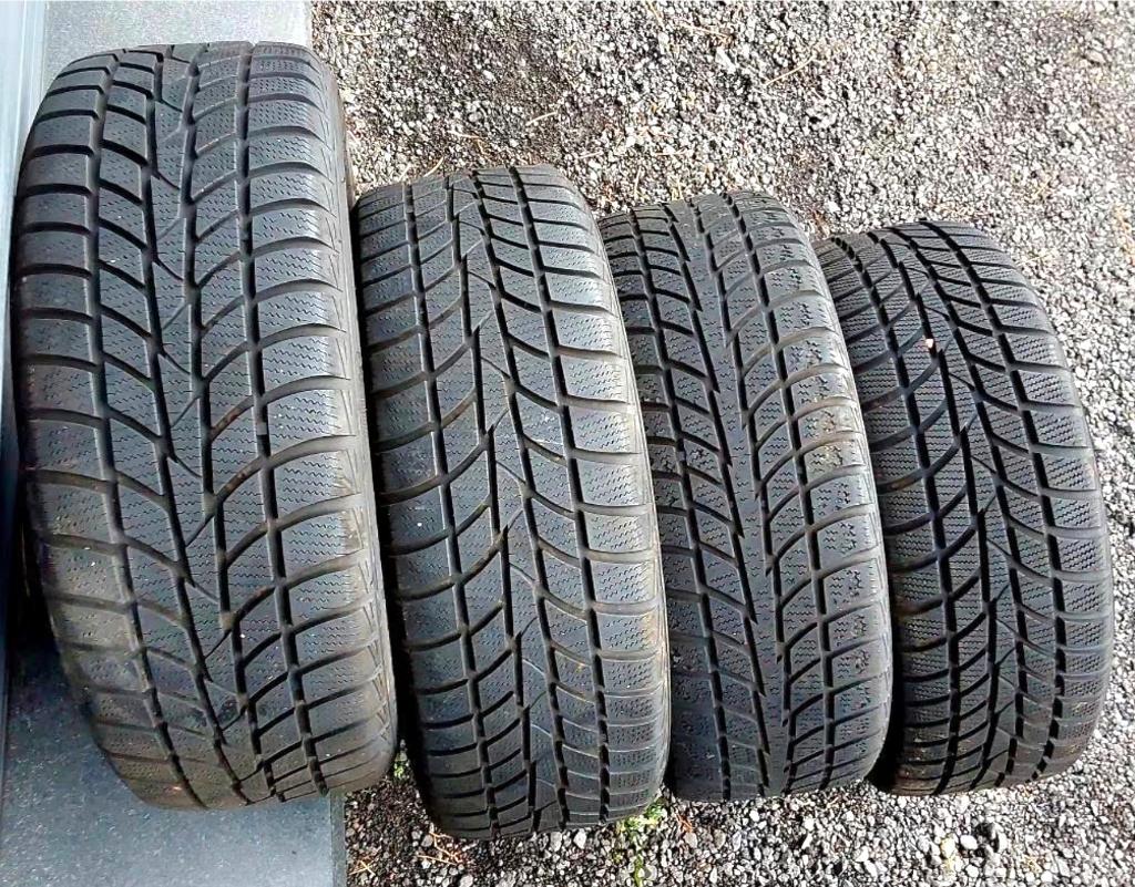 Très bons pneus hiver 205/55-16, jantes Ford, Autos : Pièces & Accessoires, Pneus & Jantes, Pneus et Jantes, Pneus hiver, 16 pouces