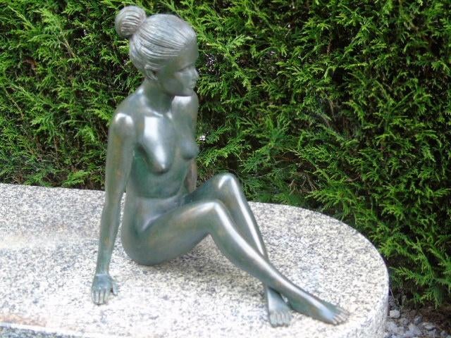 Naakte vrouw zit met 2 handen op de bronzen vloer, Tuin en Terras, Tuinwanddecoratie, Nieuw, Ophalen of Verzenden
