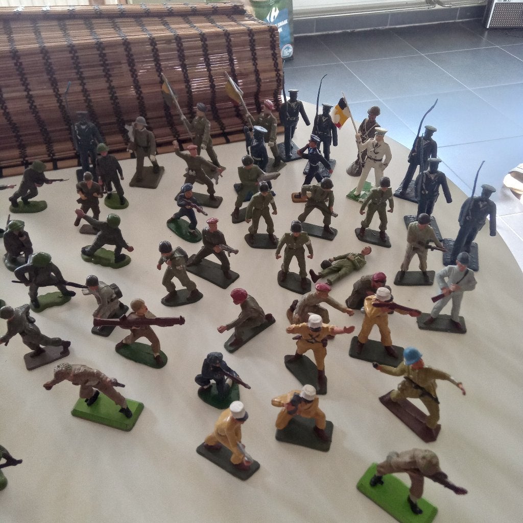 BRITAINS,STARLUX,SOLIDO ENZ. MILITAIR SOLDATEN, Verzenden