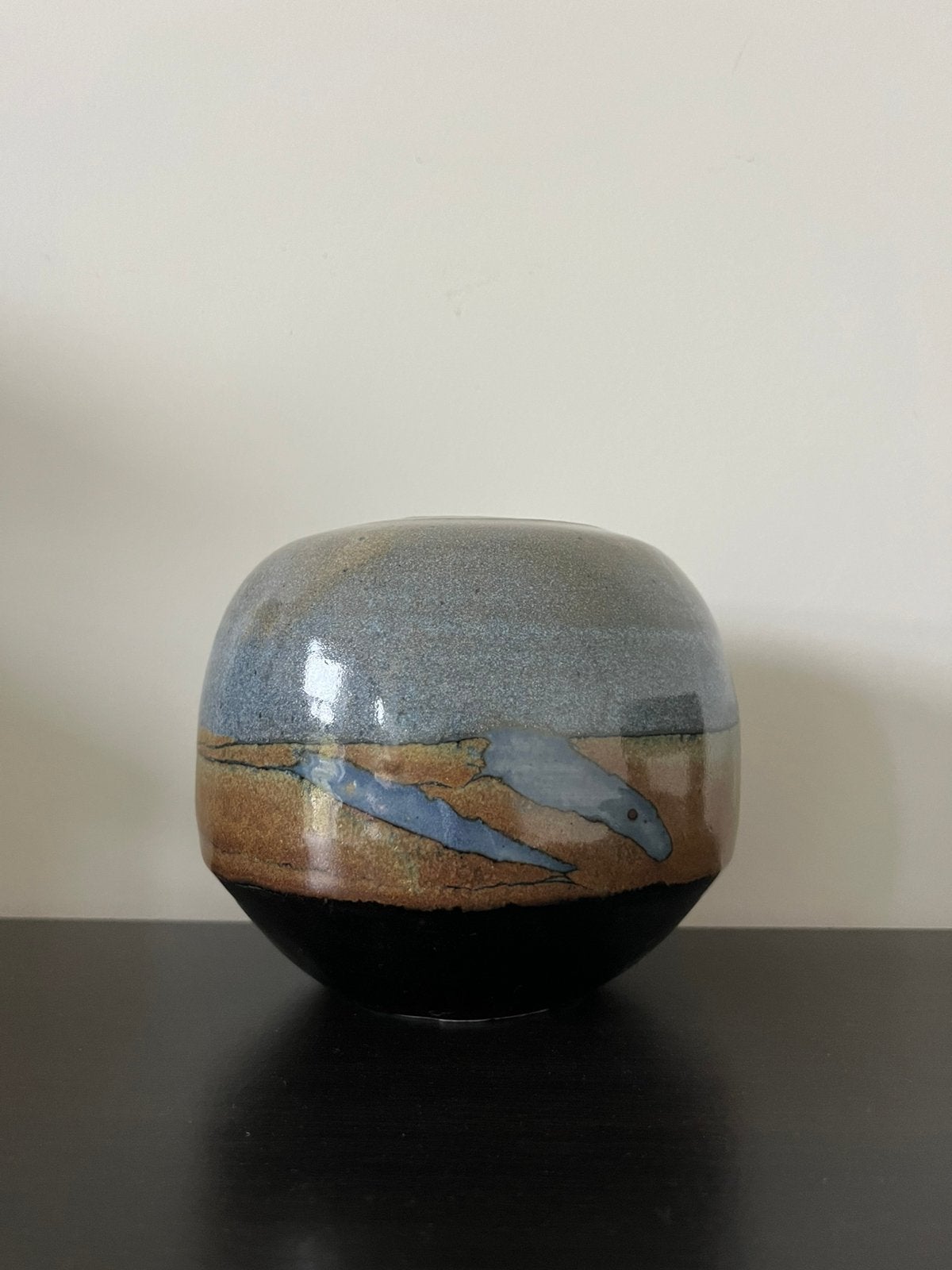 Vase rétro en céramique émaillée signé hauteur 11 cm, Enlèvement ou Envoi, Vase, Bleu, Signé