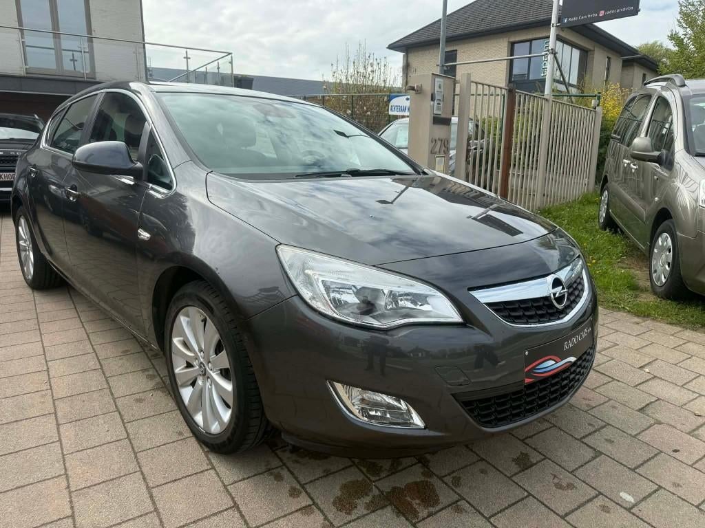 Opel Astra 1.6 essence à partir de 2011, Entreprise, Boîte manuelle, 5 portes, 5 places