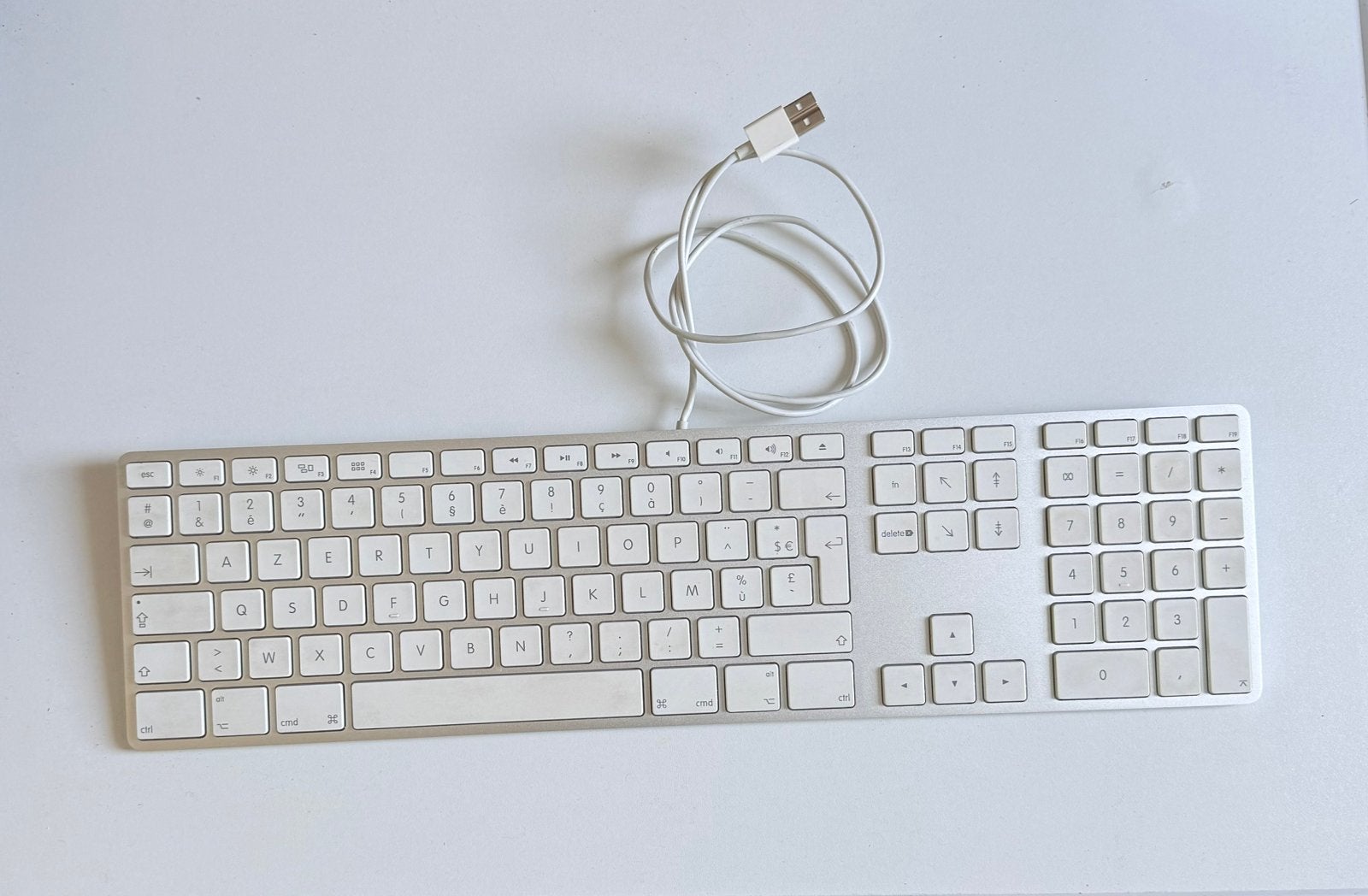 Clavier Apple USB avec numérique, Enlèvement ou Envoi, Azerty, Comme neuf, Filaire