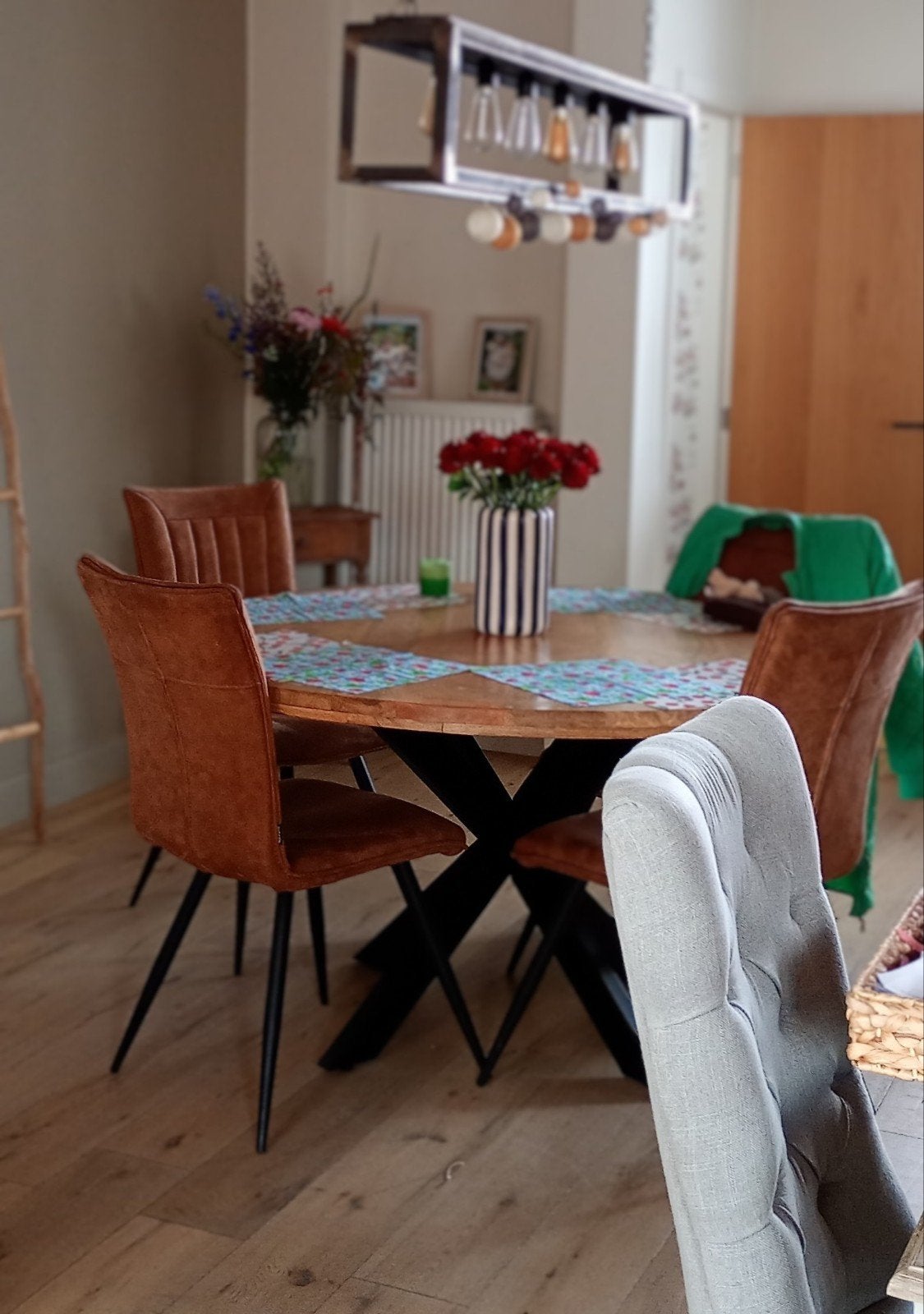Super mooie mango houten tafel met 6 stoelen!, Huis en Inrichting, Ophalen, Zo goed als nieuw, Warm, landelijk, industrieel.
