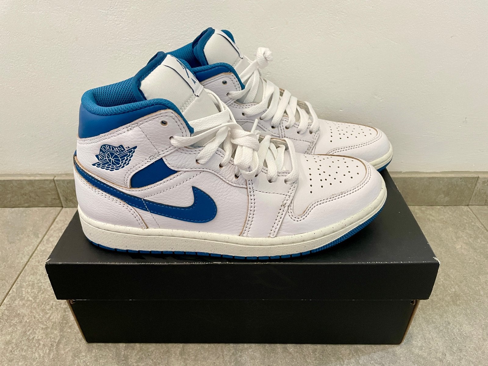 Nike Air Jordan 1 Mid SE ‘Industrial Blue' sneakers, Enlèvement ou Envoi, Comme neuf, Blanc, Baskets