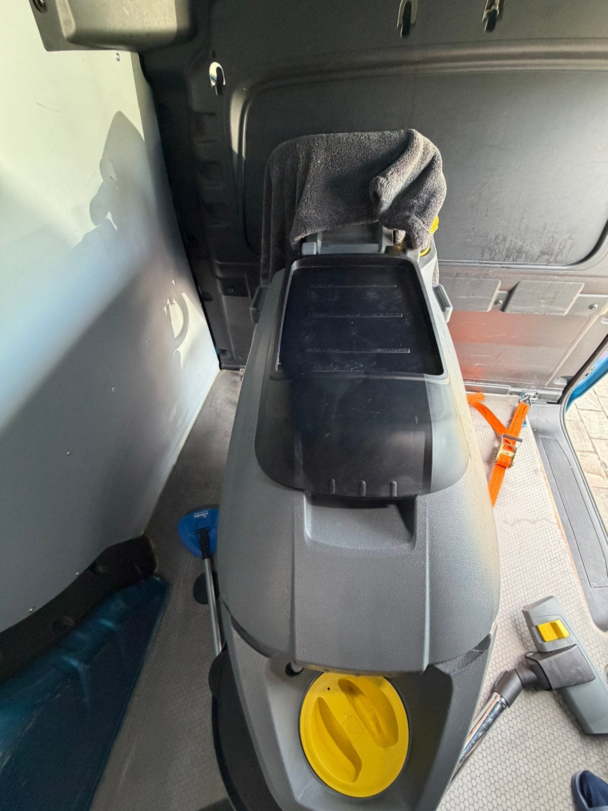 Te koop Karcher schrob/ zuigmachine 50/50, Ophalen, Zo goed als nieuw, Accu, Met regelbare waterdruk