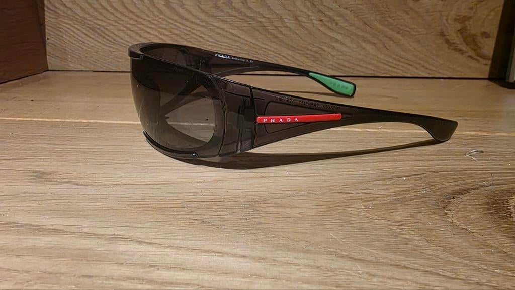 prada zonnebril sport heren zonder doosje, Handtassen en Accessoires, Ophalen of Verzenden, Gebruikt, Zonnebril, Overige merken