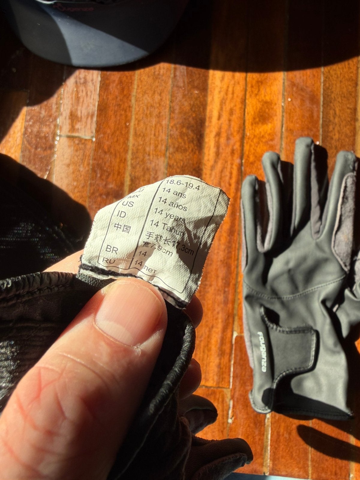 Gants d'équitation 14 ans, Enlèvement