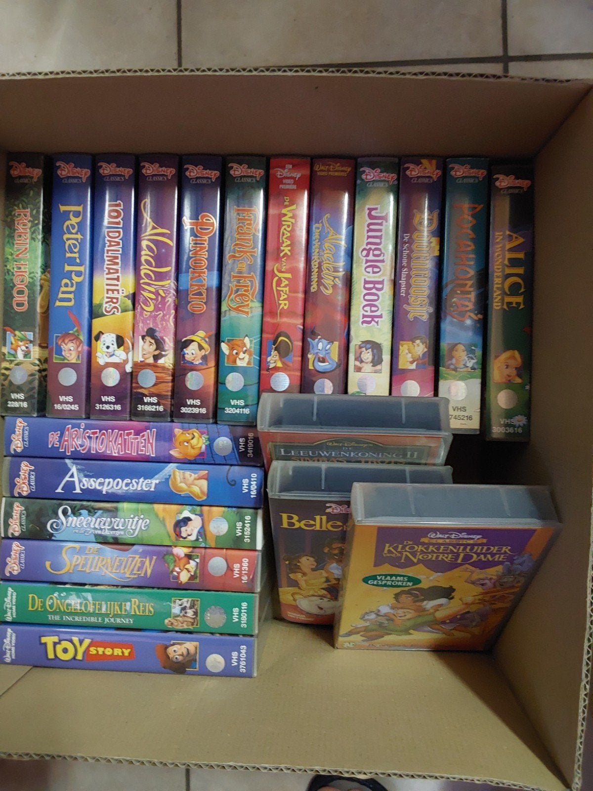 Boîte complète de cassettes vidéo, Enlèvement