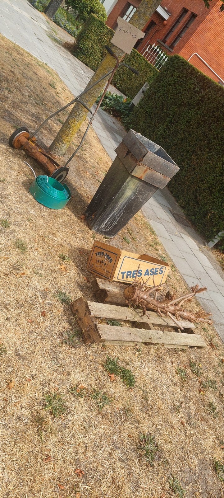 oud ijzer. grasmaaier. tuinboord plastiek. hout, Enlèvement