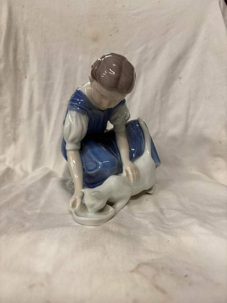 Royal Copenhagen – “Girl Feeding a Calf” / “Girl with Calf”, Antiquités & Art, Antiquités | Porcelaine, Enlèvement ou Envoi