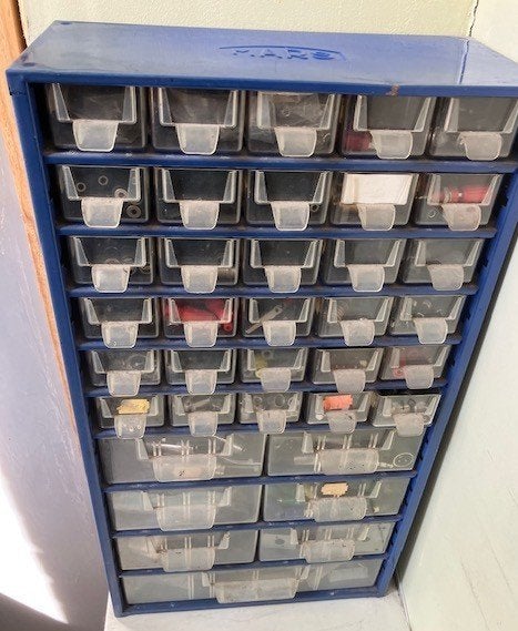 Honderden fisches en componenten in rack, Ophalen, Nieuw