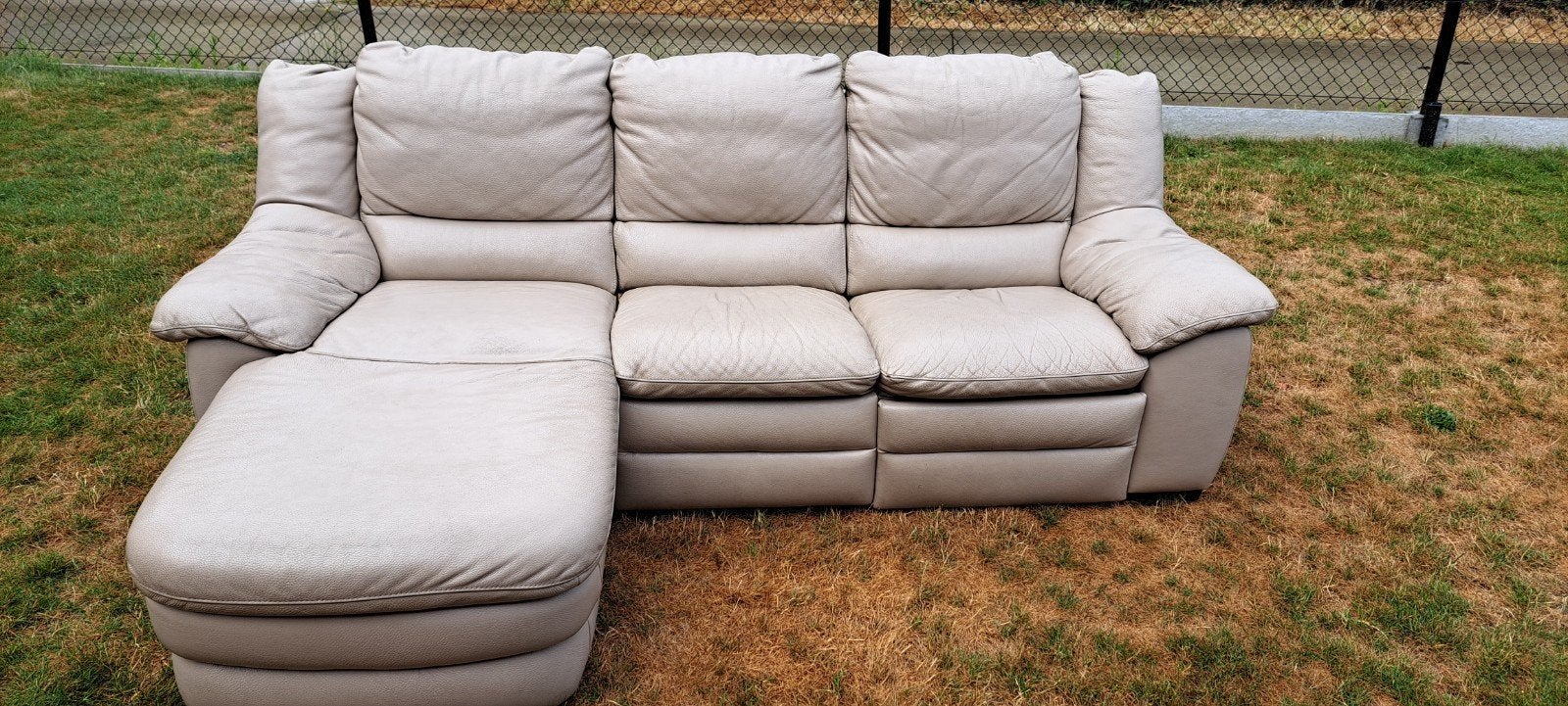 Gratis beige lederen salon met relax., Ophalen