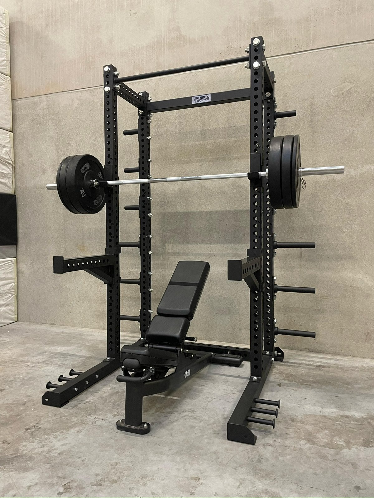 Squat rack set: bench - barbell - 80kg gripplates, Sport en Fitness, Ophalen, Zo goed als nieuw, Fitnessbank