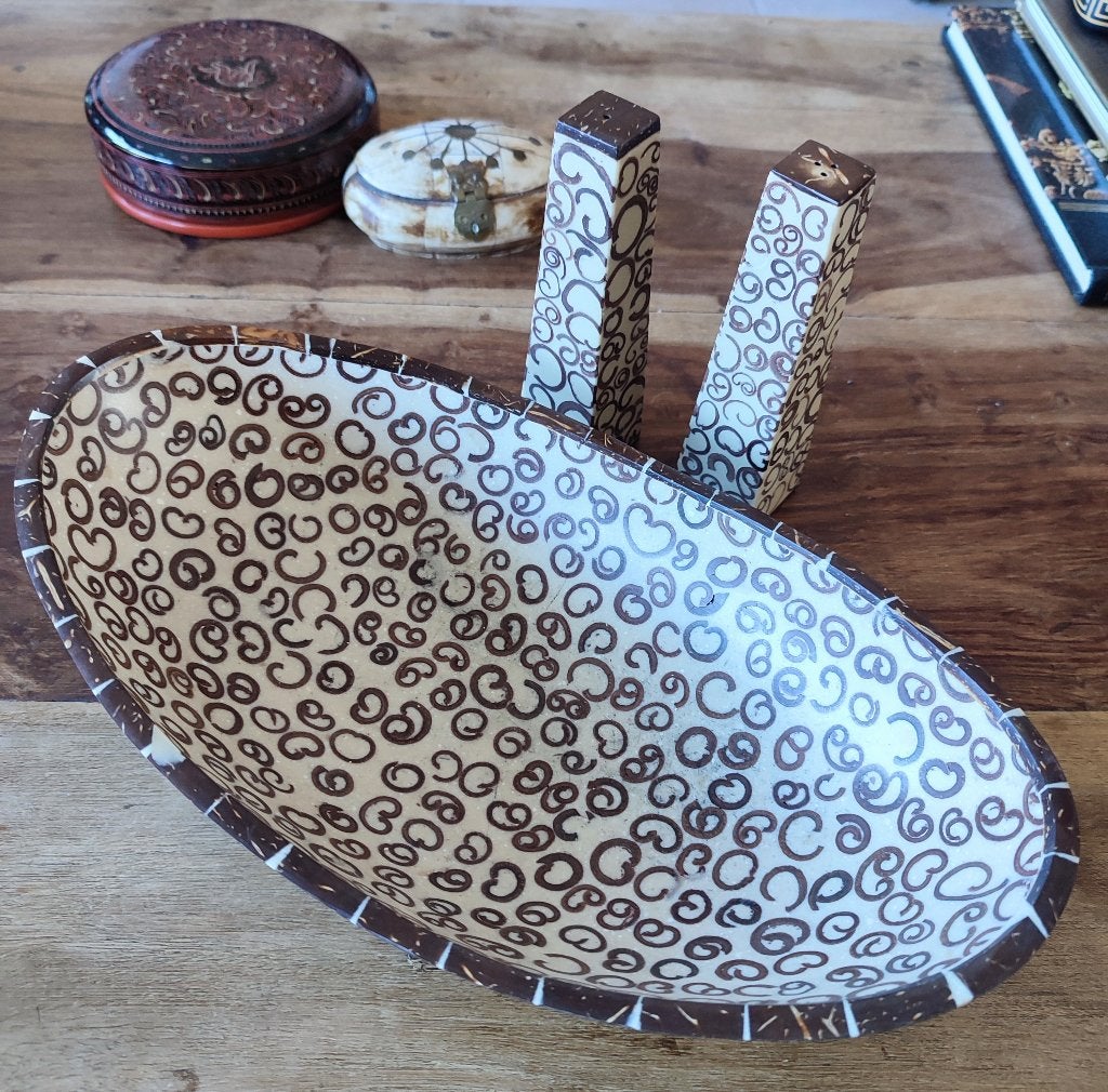 Artisanat Bali: ensemble plat, salière et poivrier, Brun, Matériau naturel, Fait main, Indonésie