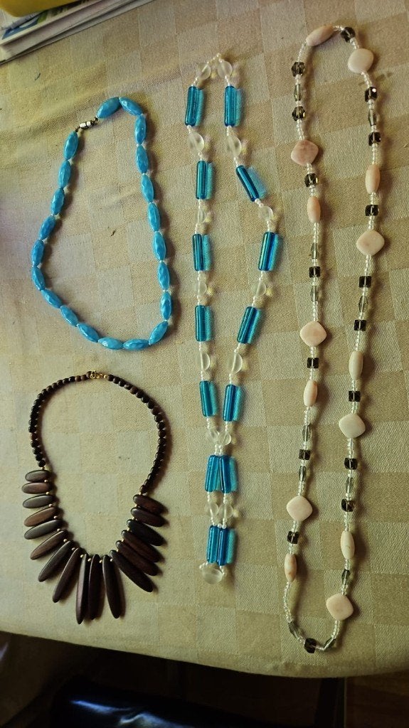 4 halskettingen hals kettingen waarvan 2 blauw steentjes, Bijoux, Sacs & Beauté, Enlèvement ou Envoi, Comme neuf, Bleu, Synthétique